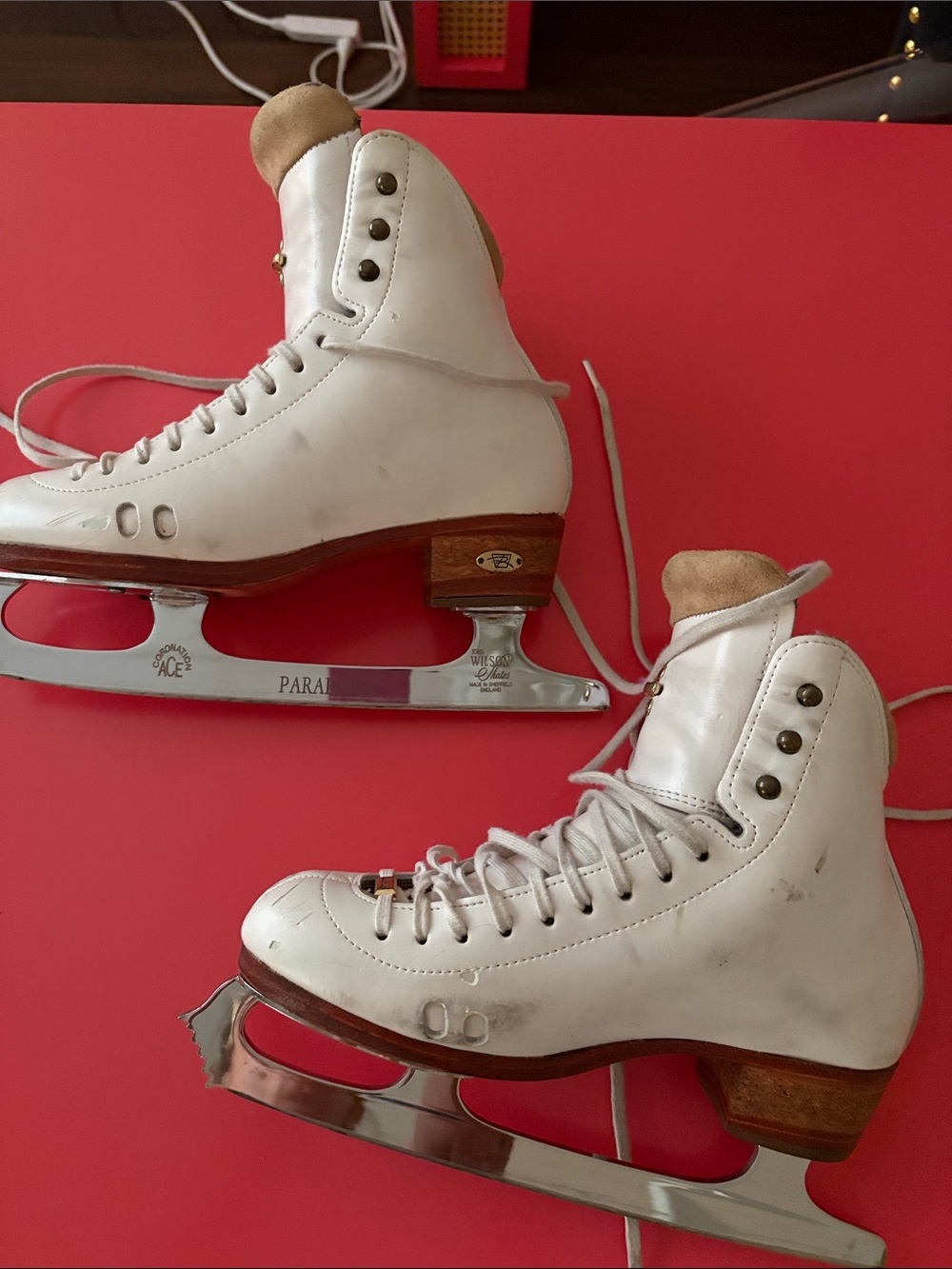 White Women's Leather Ice Skates with Wooden Heel - Picture 2 of 3